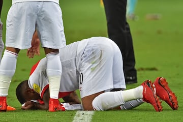 Peru's Jefferson Farfan reacts during their 2018 World Cup qualifying play-off second leg football match against New Zealand in Lima, Peru, on November 15, 2017. / AFP PHOTO / LUKA GONZALES