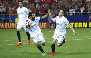 Gameiro celebra el 3-0 con Coke.