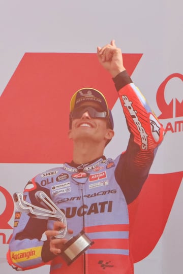 El piloto español Marc Márquez, del equipo Gresini Racing MotoGP, que quedó tercero en la general, celebra en el podio tras el Gran Premio Pramac Emilia-Romagna.