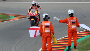 Márquez celebra su victoria en Sachsenring.