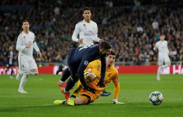 La jugada del VAR. El ¨¢rbitro Artur Dias pit¨® penalti en esta jugada entre Mauro Icardi y Thibaut Courtois.