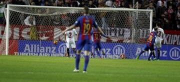 Suarez gives Barcelona the lead