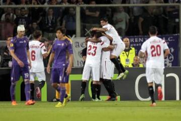 FLORENCE, ITALY - MAY 14: Sevilla players celebrate a goal scored by Carlos Bacca during the UEFA Europa League Semi Final match between ACF Fiorentina and FC Sevilla on May 14, 2015 in Florence, Italy.  (Photo by Gabriele Maltinti/Getty Images)