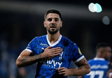 Mitrovic reina ante Benzema