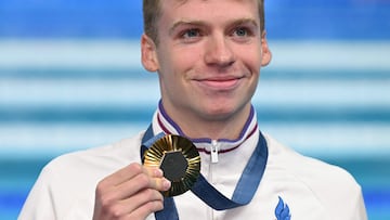 Gold medallist France's Leon Marchand poses with his medal following the men's 200m individual medley swimming event during the Paris 2024 Olympic Games at the Paris La Defense Arena in Nanterre, west of Paris, on August 2, 2024. (Photo by Jonathan NACKSTRAND / AFP)