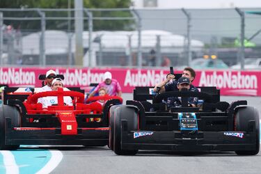 Durante el Gran Premio de Miami 2025, los 20 pilotos de Fórmula 1 desfilaron en réplicas a tamaño real de sus monoplazas, construidas con aproximadamente 400.000 piezas de LEGO cada una. Estas versiones eléctricas, con neumáticos Pirelli reales, alcanzaban hasta 20 km/h y fueron creadas en colaboración con LEGO. El desfile reemplazó al tradicional camión de presentación, ofreciendo una experiencia más creativa, que generó entusiasmo tanto en la pista como entre los espectadores. La iniciativa busca acercar el espectáculo de la F1 a los fans.