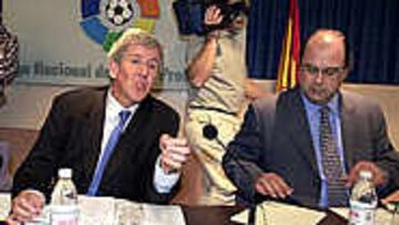 El presidente de la LFP, Pedro Tomás, y el secretario general, Carlos del Campo, durante la asamblea.