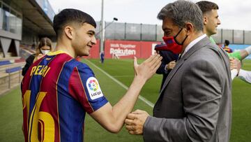 Pedri, con Laporta en la Ciutat Esportiva.