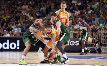 El Unicaja vapulea al Betis y presenta credenciales para la Copa