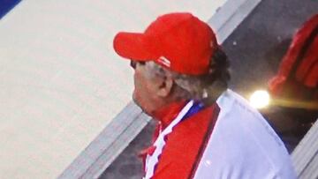 El histórico entrenador de natación apareció en el Centro Acuático de La Videna con uniforme de la delegación durante competencia de clavados.