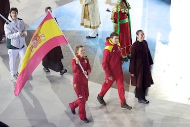 Ana Alonso y Oriol Cardona, los medallistas españoles, fueron los abanderados de España en la ceremonia de clausura de los Juegos Olímpicos de Invierno.