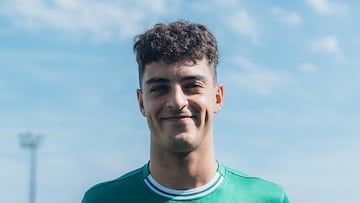 Hugo Álvarez posa con la camiseta especial que utilizará el Celta en el partido por los incendios.