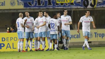 Los jugadores del Zaragoza celebran el gol del empate de Álvaro en Las Palmas.