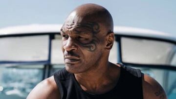 Mike Tyson mirando al horizonte en una imagen informal.