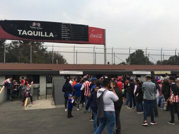 Hay gente de los dos equipos para conseguir un ticket para entrar.