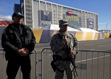 La seguridad en torno a todo lo que rodea a la NFL es brutal. Seguridad privada, policía local, equipos especiales... Incluso el ejército vela por la seguridad de todos.