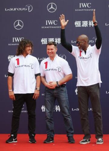 Puyol, junto a Alexey Nemov y Edwin Moses durante el Laureus Shanghai Football Campus Tour 2015.