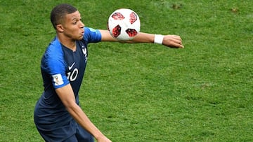 France's forward Kylian Mbappe controls the ball during the Russia 2018 World Cup final football match between France and Croatia at the Luzhniki Stadium in Moscow on July 15, 2018. / AFP PHOTO / Alexander NEMENOV / RESTRICTED TO EDITORIAL USE - NO MOBILE PUSH ALERTS/DOWNLOADS