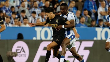 El centrocampista portugués del Valencia Andre Almeida (i) pelea un balón con el senegalés Seydouba Cissé, del Leganés, durante el encuentro correspondiente a la jornada 9 de Laliga EA Sports que disputan hoy viernes Leganés y Valencia en el estadio de Butarque, en la localidad madrileña.