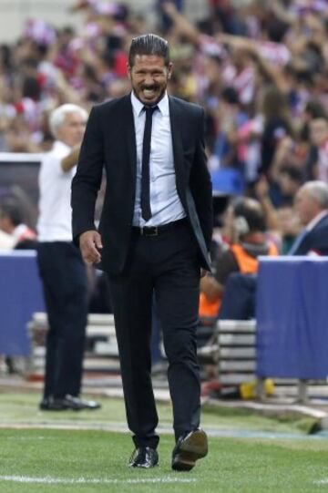 El entrenador del Atlético de Madrid, Diego Simeone, durante el partido de vuelta de la Supercopa de España, que su equipo disputa ante el Real Madrid esta noche en el estadio Vicente Calderón. 