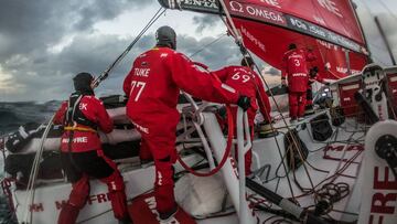 La tripulaci&oacute;n del &#039;Mapfre&#039; se prepara para cambiar de banda la vela mayor en una de la decena de trasluchadas de hoy.