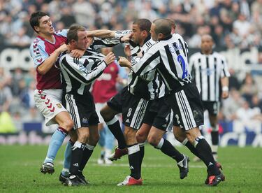 El incidente entre Lee Bowyer y Kieron Dyer es uno de los momentos más infames y recordados de la historia de la Premier League inglesa. Ambos eran compañeros de equipo en el Newcastle United y se pelearon a puñetazos en el campo durante un partido. El árbitro, ante la incredulidad de los 52.000 aficionados, expulsó con tarjeta roja directa a ambos jugadores. El Newcastle terminó el partido con solo ocho futbolistas.