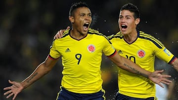 Luis Fernando Muriel y James Rodríguez celebrando un gol con la Selección Colombia en el Mundial Sub 20 Colombia 2011