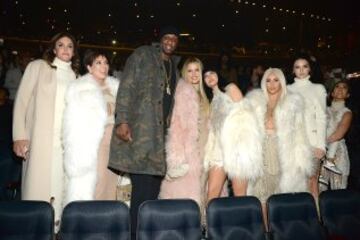 Lamar Odom reaparece en público con el clan Kardashian tras su recuperación después de ser encontrado en un prostíbulo de Las Vegas inconsciente. 