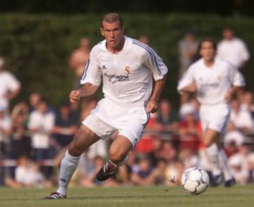 4. Zinedine Zidane. En verano de 2001, el francés fichó por el club blanco procedente de la Juventus por 11.500 millones de pesetas, lo que hoy equivale a cerca de 73 millones de euros.