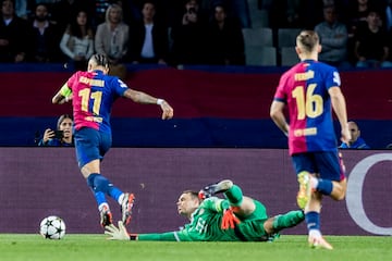 1-0. Fermín López asiste desde el medio del campo a Raphinha superando a Joshua Kimmich, el brasileño se va solo, sortea a Manuel Neuer y anota el primer tanto a placer.