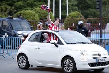 Algunos aficionados del Atltico de Madrid se acercaron a la fuente madrile?a de Neptuno para celebrar el ttulo de Liga conseguido.