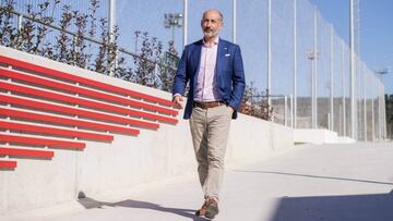 Aitor Elizegi camina por Lezama.