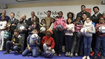 GRA128 MADRID,2/1/2017.- El director de Relaciones Institucionales del Real Madrid, Emilio Butragueño,2ºiz, acompañado por el entrenador del equipo de fútbol, Zinedine Zidane,iz, y los capitanes de los equipos del fútbol y baloncesto, entre otros, durante la presentación de la campaña 'En Navidad, ningún niño sin regalo', con la que la Fundación del club blanco muestra su lado solidario al repartir más de 2.000 regalos entre hospitales y centros de menores de la Comunidad de Madrid.EFE/J.J.Guillén