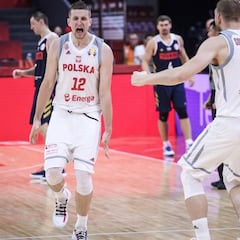 Polonia acaricia los cuartos y Rusia, la eliminación