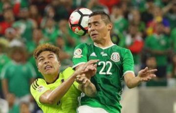 Adalberto Peñaranda, de Venezuela, lucha con Paul Aguilar.