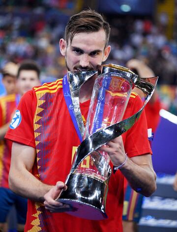 La UEFA eligio a Fabi芍n Ruiz como 'Jugador Oro' de la competicion. Sexto espa?ol nombrado mejor jugador del torneo.
