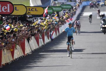 El español Omar Fraile cruzando la linea de meta, ganando la 14ª etapa del Tour de Francia.