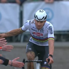 Van der Poel sigue imparable y se impone en Koksijde