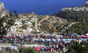 El pelotón durante la novena etapa de la Vuelta Ciclista a España, con salida en Torrevieja y llegada a Cumbre del Sol.