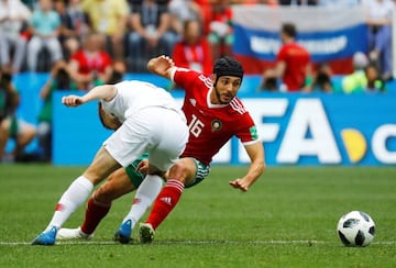 Amrabat comenz&oacute; el partido contra Portugal con un casco protector.