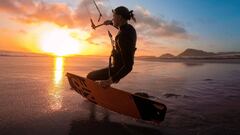 El kitesurfista Liam Whaley con su tabla F-One ante una puesta de sol. Imagen de su proyecto All or nothing sobre el King of the air. 