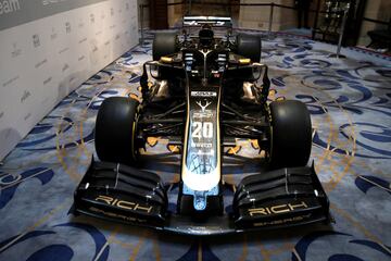 El Royal Automobile Club fue el lugar elegido para la presentación del nuevo monoplaza de la escudería Haas F1 Team que tendrá de pilotos a Grosjean y Magnussen. 