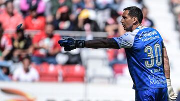 Rodolfo Cota durante un partido con León