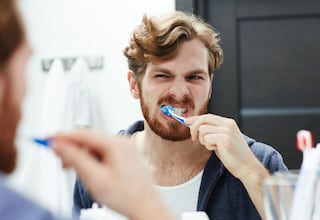 Esto es lo que le puede pasar a tus arterias si tienes mucha placa dental, según la ciencia