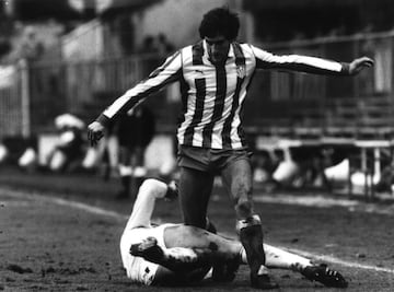 El ahora técnico cántabro vistió la camiseta rojiblanca durante tres temporadas entre 1985 y 1988, quedándose a nueve encuentros de la centena. Un clásico de LaLiga, donde desarrolló una amplia carrera entre Racing, Atlético y Logroñés y que destacó por su fútbol técnico y calidad a la hora de mover a sus equipos, con más de 500 partidos en sus piernas. En el Atlético disputó 73 encuentros de Liga, marcando siete goles, levantó la Supercopa de España y alcanzó la final de la Recopa, donde el Atlético cayó ante el Dinamo de Kiev. Bajo el mano de Luis Aragonés creció en su fútbol y fue convocado por la Selección. Se marchó con sus problemas con Jesús Gil haciendo mella en su última temporada en el club, unos enfrentamientos que le impidieron tener placa. Figura en el Racing, con más de diez temporadas vistiendo su camiseta, durante su etapa como entrenador ha tenido varios encontronazos por sus críticas al juego del Atlético de Simeone.