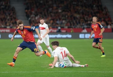 Dani Olmo enciende el Camp Nou