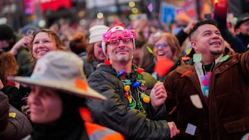 ¡Adiós, 2025! ¡Hola, 2026! Desea felices fiestas a tus seres queridos con estos mensajes, frases, fotos e imágenes para compartir. ¡Feliz año nuevo!., December 29, 2025. REUTERS/Adam Gray
