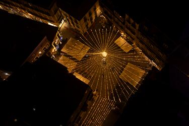 Las luces permanecen encendidas desde las 18:00 h hasta la 01:00 h.