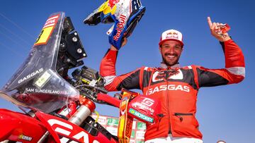 Sam Sunderland celebra su victoria en el Dakar 2022.