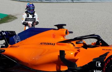 GRAF6348. MONTMELO (BARCELONA), 07/03/2018.- El piloto español de McLaren, Fernando Alonso, junto a su monoplaza tras salirse de la pista durante la segunda jornada de la segunda tanda de entrenamientos oficiales de pretemporada de formula uno, que se celebran en el circuito de Barcelona-Catalunya en Montmelo (Barcelona). EFE/ Alejandro Garcia